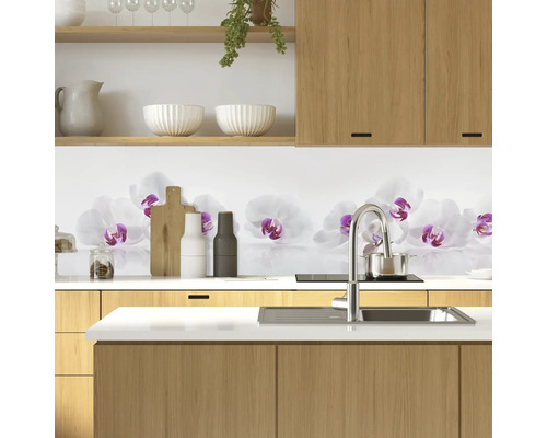 Küchenszene mit Holzschränken und Küchenrückwand mit Orchideenmotiv