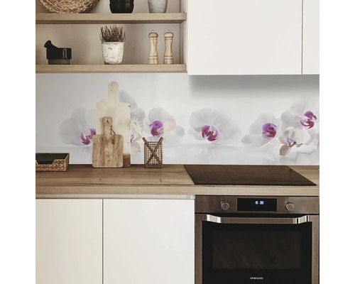 Crédence de cuisine avec motif d''orchidées dans une cuisine moderne