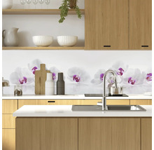 Scène de cuisine avec crédence à motif orchidée