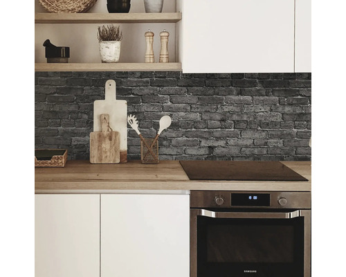 Küchenszene mit Backstein-Wandverkleidung, Arbeitsplatte und Küchengeräten