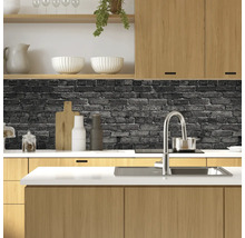Moderne Küche mit Holzschränken, Spüle, Armatur und Backsteinmuster