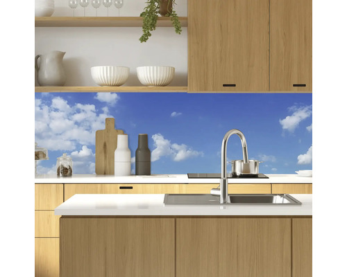Küchenrückwand mit Himmelsmotiv in einer modernen Küche