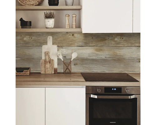 Küchenszene mit Holzwandpaneelen, weißen Schränken und Regalen