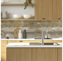 Küchenszene mit Holzschränken, Spüle und Holzwandpaneelen