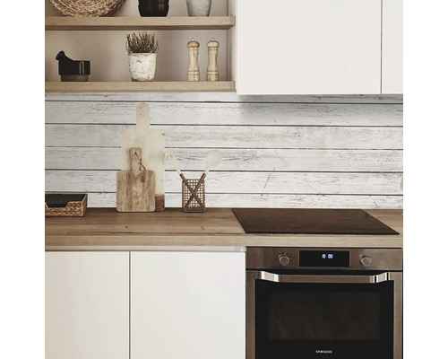 Scène de cuisine avec plan de travail en bois, armoires blanches et cuisinière