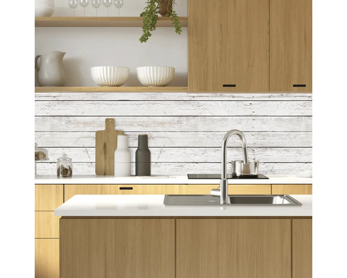 Scène de cuisine avec des détails en bois et un mur en bois blanc