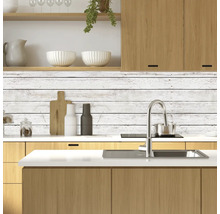 Küchenszene mit Holzschränken, Spüle und Dekorationsgegenständen.
