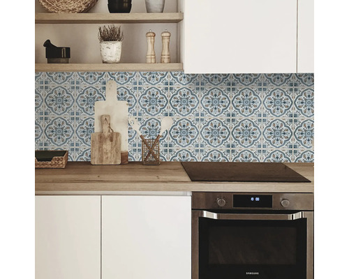 Küchenrückwand mit blauem Fliesendekor hinter einer Küchenzeile