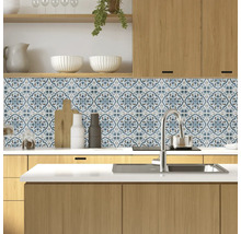Küchenszene mit Arbeitsplatte, Spüle und Wandfliesen im Retro-Design