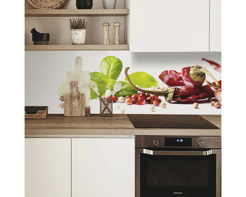 Küchenrückwand mit Chili, Basilikum und Schneidebrettern