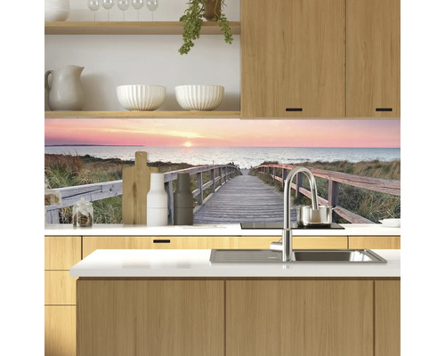 Küchenrückwand mit Strandmotiv in einer modernen Küche