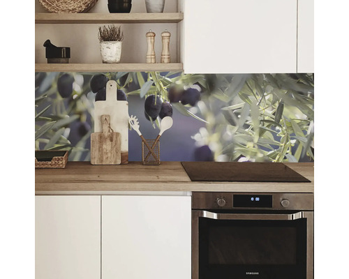 Küchenrückwand mit Olivenmotiv in einer modernen Küche