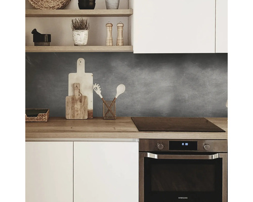 Scène de cuisine avec plan de travail, plaque de cuisson et ustensiles de cuisine