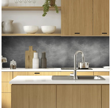 Helle Küche mit Holzschränken, Spüle, Armatur und grauer Rückwand