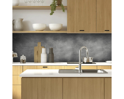 Cuisine lumineuse avec armoires en bois, évier, robinetterie et fond gris