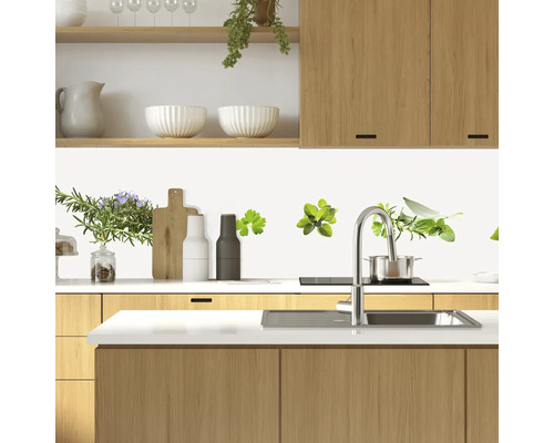 Küchenszene mit Kräuter Motiven an der Wand