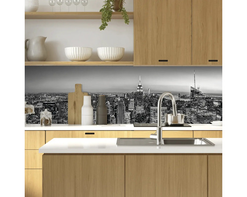 Küchenrückwand mit einem Schwarzweiß-Motiv der Skyline von New York.