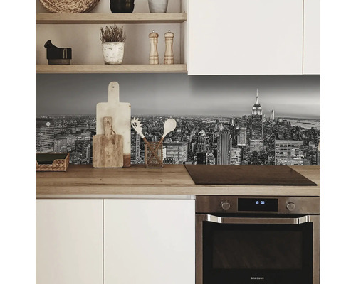 Küche mit grauer Skyline New Yorks als Spritzschutz hinter der Arbeitsplatte.