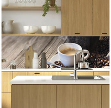Küchenspüle mit Spültischarmatur vor einer Küchenrückwand mit Kaffeebohnenmotiv