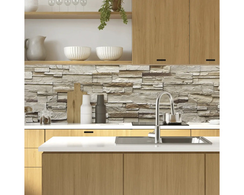 Küchenszene mit Steinwandverkleidung, Spüle und Holzelementen.