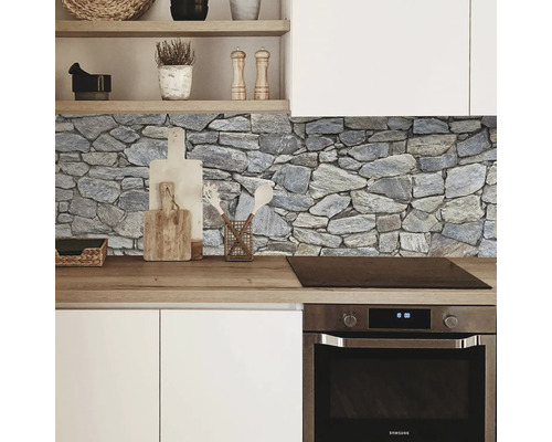 Küchenrückwand mit Steinmuster in einer hellen Küche