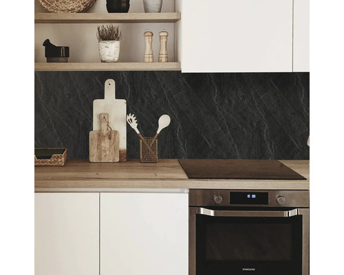 Moderne Küche mit Arbeitsplatte, Küchenrückwand in Steinoptik und Küchenutensilien