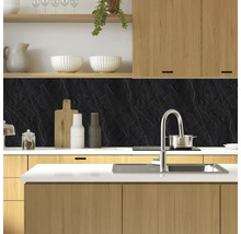 Küchenszene mit Spüle, Armatur, Arbeitsplatte und dunkler Küchenrückwand in Steinoptik