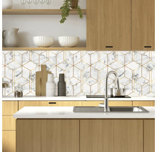 Küchenszene mit Marmorfliesenaufklebern mit geometrischem Muster in Gold