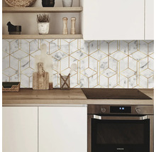 Küche mit weißen Marmorfliesen und goldenen geometrischen Mustern
