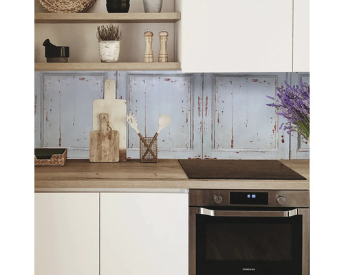 Küchenszene mit Arbeitsplatte, Spüle und Spritzschutz im Vintage-Stil