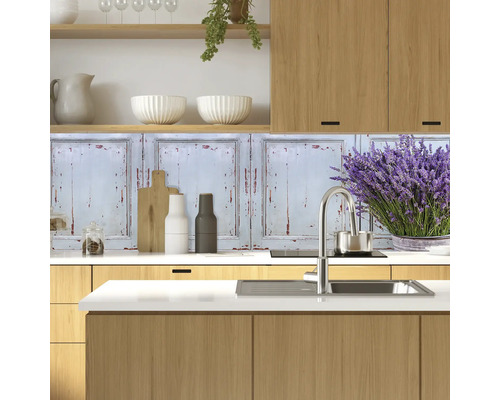 Küchenszene mit Wandpaneelen im Used-Look, Küchenutensilien und Lavendel