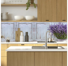 Küchenrückwand mit Holzdekor und Lavendelstrauß