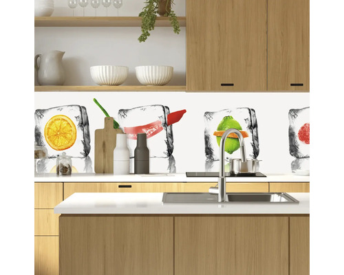 Küchenszene mit Spritzschutz mit Obst-Eiswürfel-Motiv hinter der Spüle