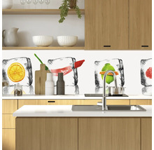 Küchenszene mit Küchenrückwand mit Eiswürfel-Frucht-Motiv