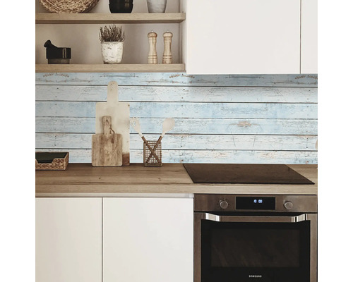 Küchenszene mit Spritzschutz in Holzoptik, Küchenutensilien und Geräten