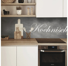 Küchenszene mit Kochfeld, Backofen, Arbeitsplatte und Küchenrückwand mit Schriftzug