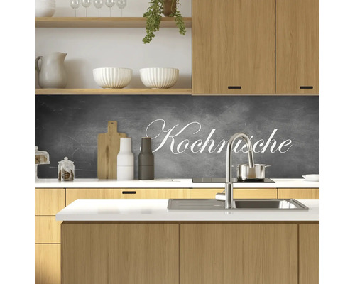 Küchenrückwand mit Tafeloptik in einer modernen Küche mit Holzelementen.