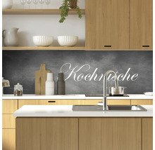 Küchenrückwand mit Tafelmotiv und dem Schriftzug Kochmische in einer hellen Küche.