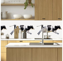 Sticker mural avec motif de vache dans une cuisine.