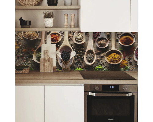 Küchenrückwand mit Gewürzmuster in Holzlöffeln in einer modernen Küche.