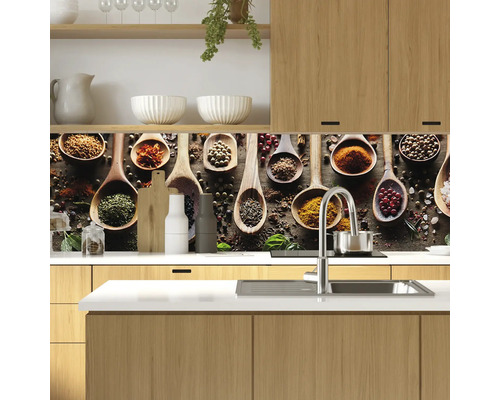 Küchenszene mit Holzschränken und einer Arbeitsplatte mit Gewürzmotiv