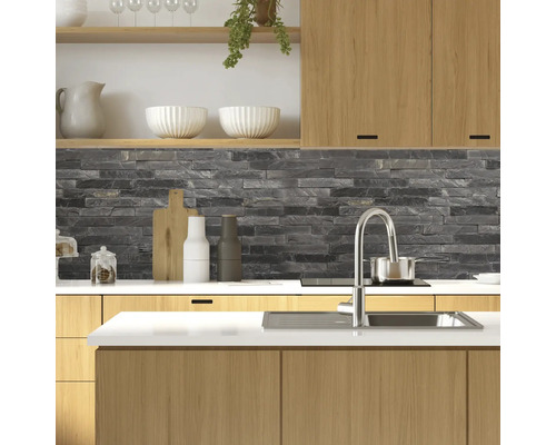 Moderne Küche mit Holzelementen, Arbeitsplatte, Spüle und Steinwand