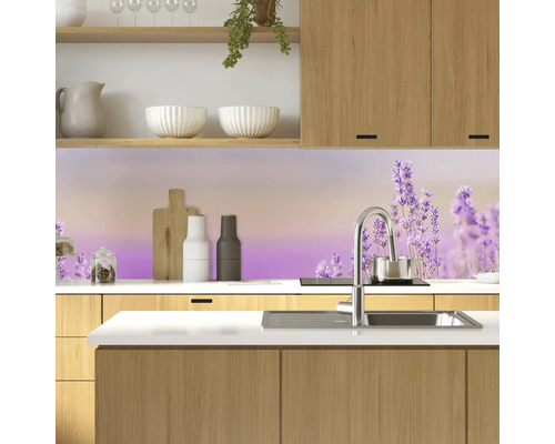 Küchenszene mit Spüle, Armatur und Küchenrückwand mit Lavendelmotiv