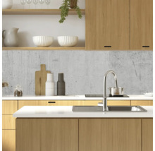 Moderne Küche mit Holzschränken, Spüle und Betonwand