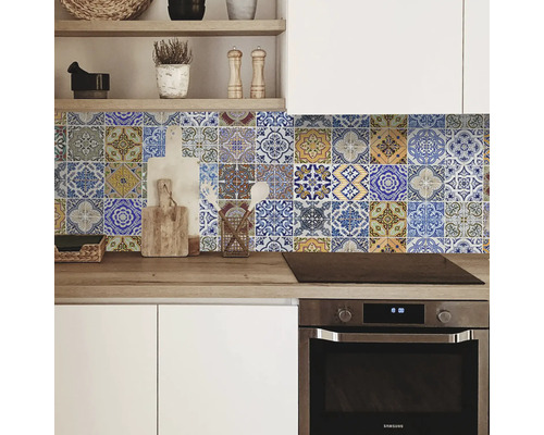 Küchenszene mit Fliesenaufklebern als Spritzschutz