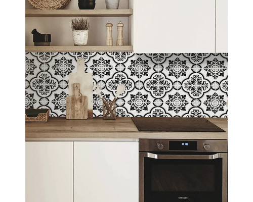 Küchenszene mit gemusterten Fliesenaufklebern über der Arbeitsplatte