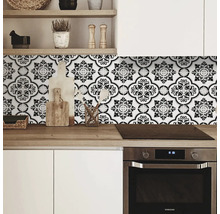 Küchenszene mit Wandfliesen in floralem Design