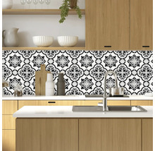 Küchenszene mit Mosaikfliesen in Schwarz und Weiß als Spritzschutz