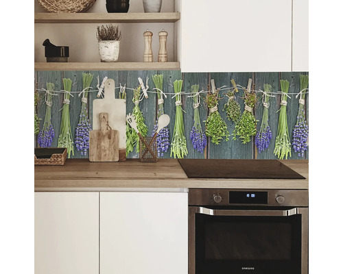 Küchenszene mit Kräutermotiv auf der Rückwand