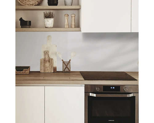 Küchenszene mit Kochfeld, Backofen, Schneidebrettern und Küchenutensilien auf der Arbeitsfläche